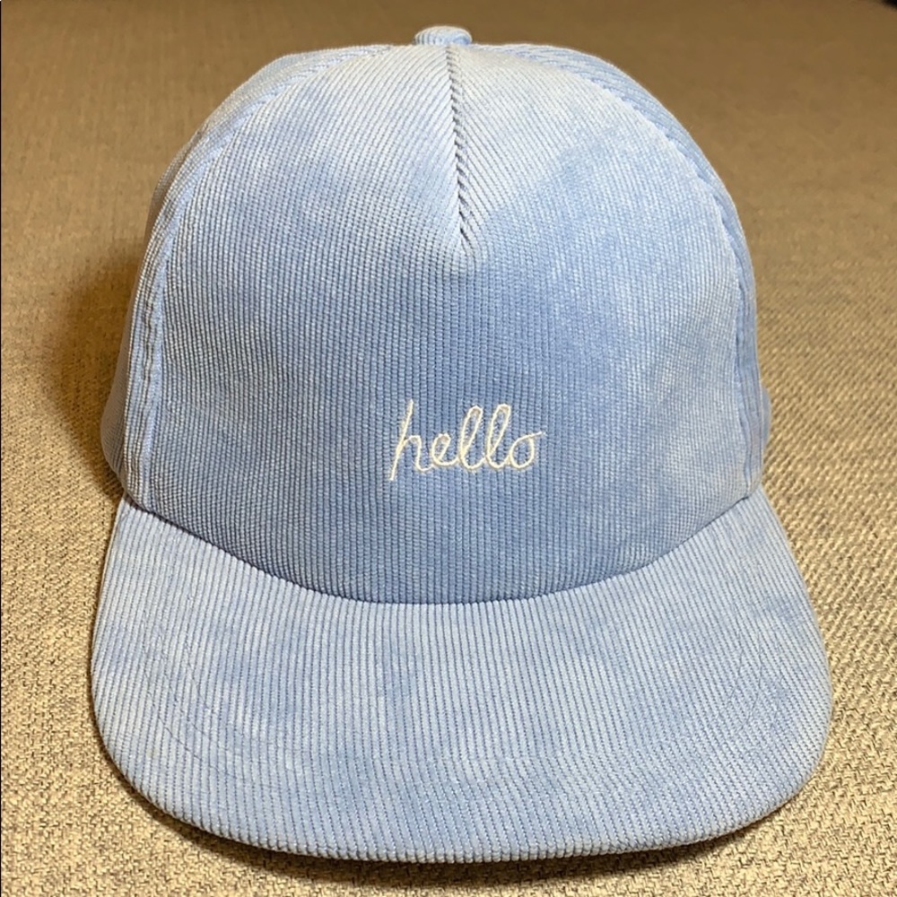 FITTED HAT